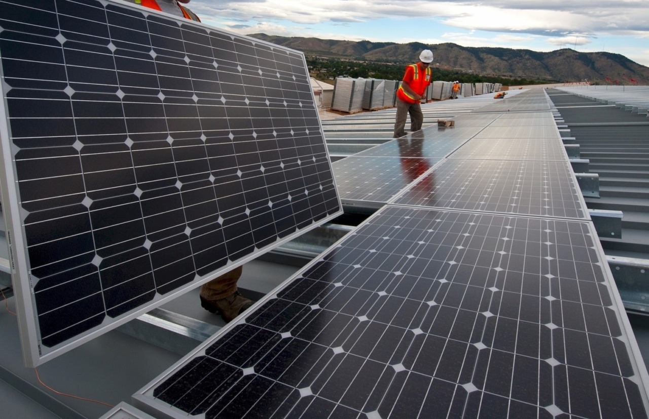 Folgorato mentre monta l’impianto fotovoltaico, muore a 26 anni