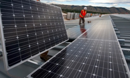 Folgorato mentre monta l'impianto fotovoltaico, muore a 26 anni