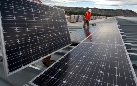 Folgorato mentre monta l’impianto fotovoltaico, muore a 26 anni