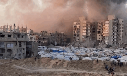 Israele attacca centro umanitario a Rafah: oltre 30 morti. L'Italia pronta ad accogliere il piccolo Adam