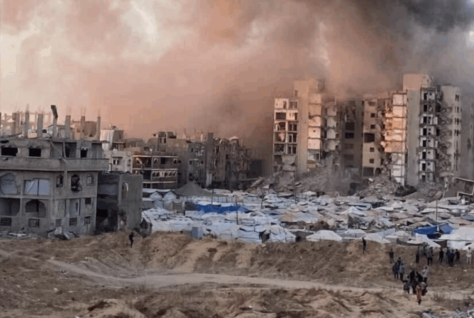 Israele attacca centro umanitario a Rafah: oltre 30 morti. L’Italia pronta ad accogliere il piccolo Adam