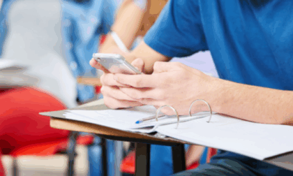 Stop ai cellulari a scuola: il piano del ministro Valditara per vietarli anche alle superiori