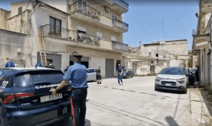Marito e moglie trovati morti in casa a Castelvetrano: ipotesi femminicidio-suicidio