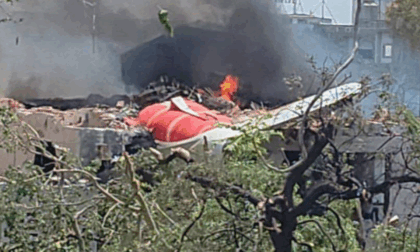 India, aereo con 242 persone a bordo precipita su dormitorio per medici