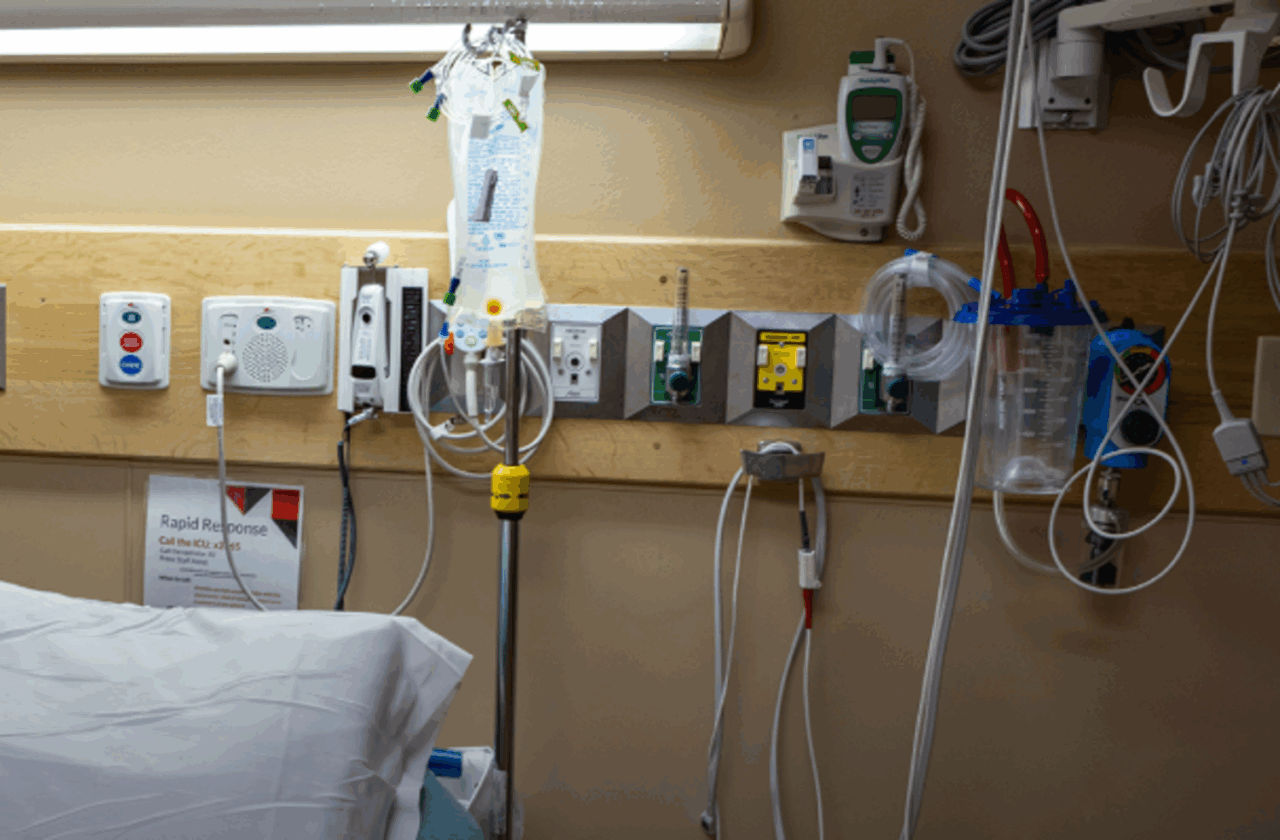 Bozza sul fine vita, cure palliative imposte e controllo centralizzato. Opposizioni: “Vergognoso”