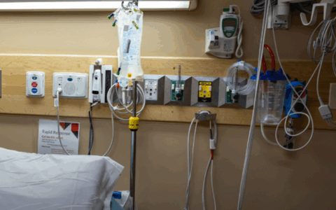 Bozza sul fine vita, cure palliative imposte e controllo centralizzato. Opposizioni: “Vergognoso”