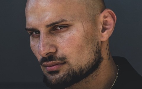 Filip Simaz, dal ring di “Ciao Darwin” a alle pagine di “Come Quando Fuori Piove”: il giovane showman si racconta nel suo primo libro