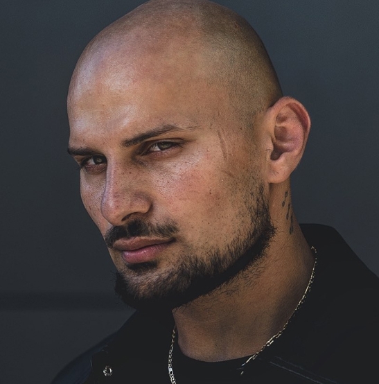Filip Simaz, dal ring di “Ciao Darwin” a alle pagine di “Come Quando Fuori Piove”: il giovane showman si racconta nel suo primo libro