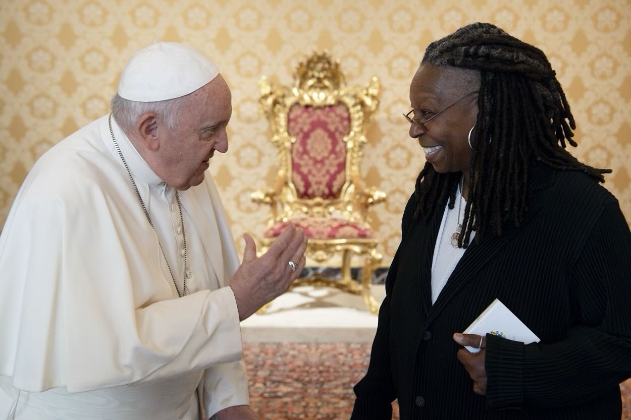 Nuovi palinsesti Rai: Whoopi a Un posto al sole??? Ma anche Benigni in Vaticano