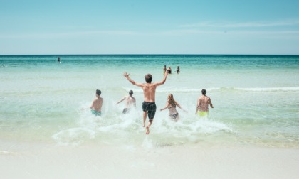 Estate 2025: crescono le vacanze a giugno, calano le prenotazioni nelle agenzie di viaggi
