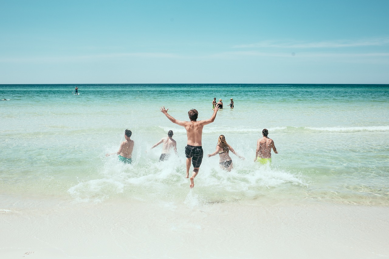 Estate 2025: crescono le vacanze a giugno, calano le prenotazioni nelle agenzie di viaggi