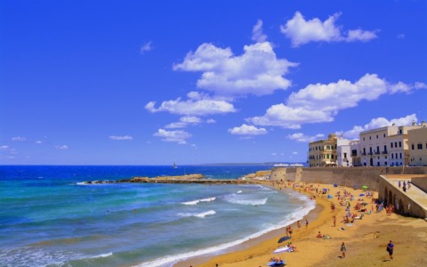 Estate 2025 al via: a giugno più persone in vacanza ma diminuiscono i giorni