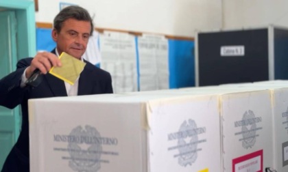 Calenda, che combini? Va a votare al referendum, ma la scheda elettorale è piena