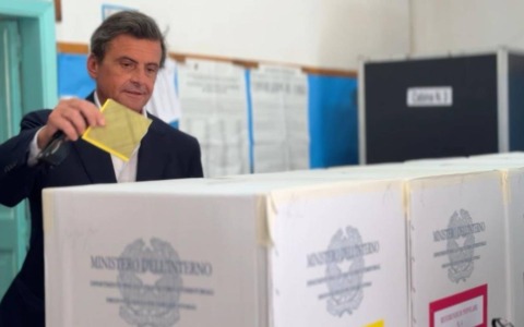 Calenda, che combini? Va a votare al referendum, ma la scheda elettorale è piena