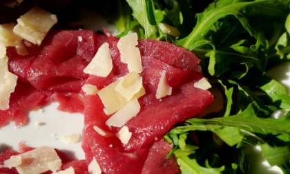 Carne cruda: come prepararla, quale scegliere, come condirla e perché fa bene