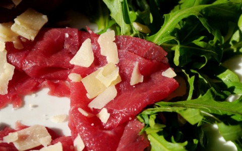 Carne cruda: come prepararla, quale scegliere, come condirla e perché fa bene