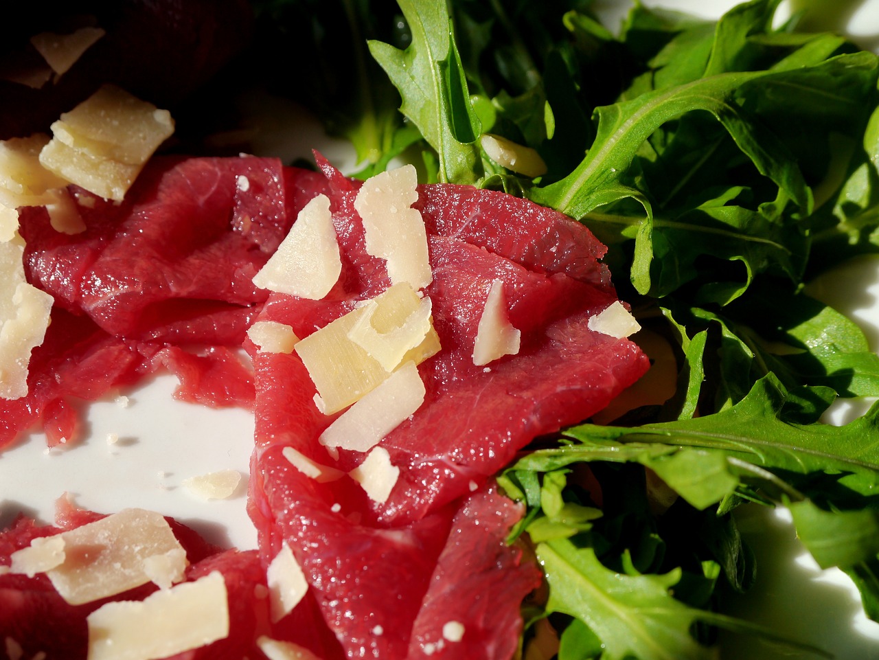 Carne cruda: come prepararla, quale scegliere, come condirla e perché fa bene