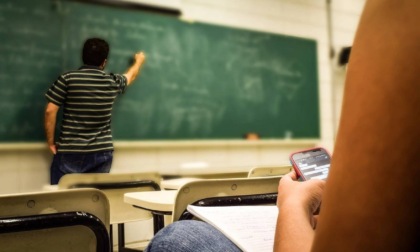 Stop ai cellulari a scuola anche alle superiori (e per fini didattici)