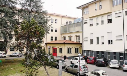 Entra in ospedale con una pistola, uccide la moglie e si toglie la vita