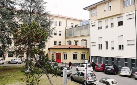 Entra in ospedale con una pistola, uccide la moglie e si toglie la vita