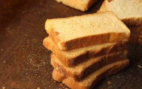 Fette biscottate ritirate dai supermercati per presenza di tossina pericolosa: prodotti e lotti