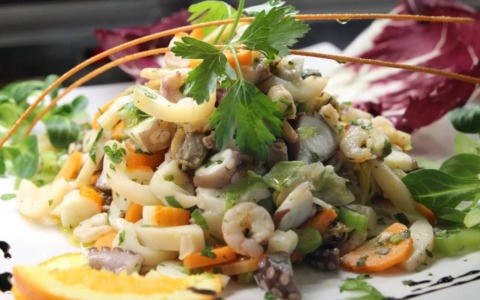 Listeria nell’insalata di mare: prodotto e lotti ritirati (da non mangiare)