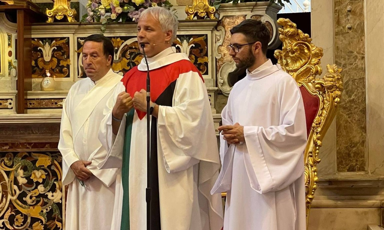 Il parroco celebra la Messa indossando i colori della Palestina