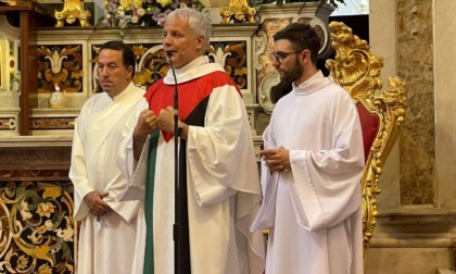 Il parroco celebra la Messa indossando i colori della Palestina