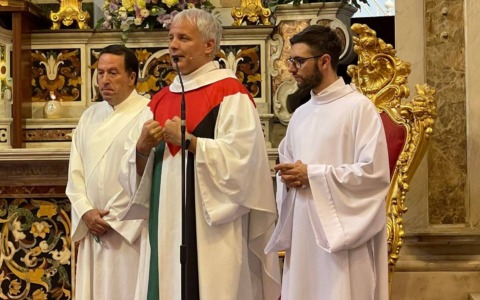 Il parroco celebra la Messa indossando i colori della Palestina