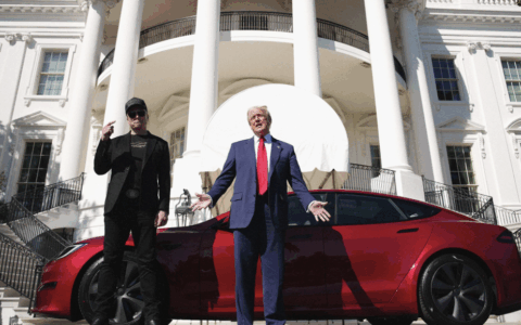 Trump gela Musk: “In futuro non solo auto elettriche”