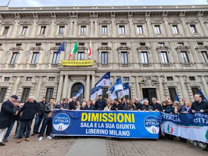 Milano-gate: Sala sente Schlein e va avanti. L'opposizione in Consiglio con cartelli "Dimissioni"