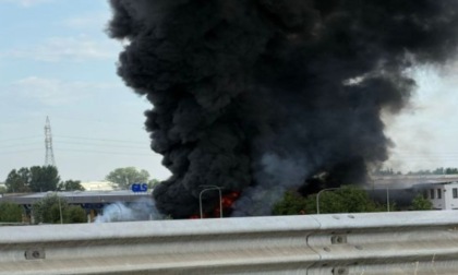 Autocisterna di Gpl finisce fuori strada ed esplode: morto l'autista