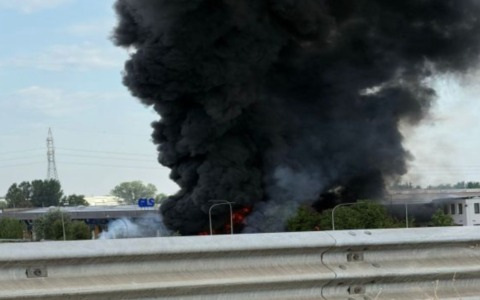 Autocisterna di Gpl finisce fuori strada ed esplode: morto l’autista