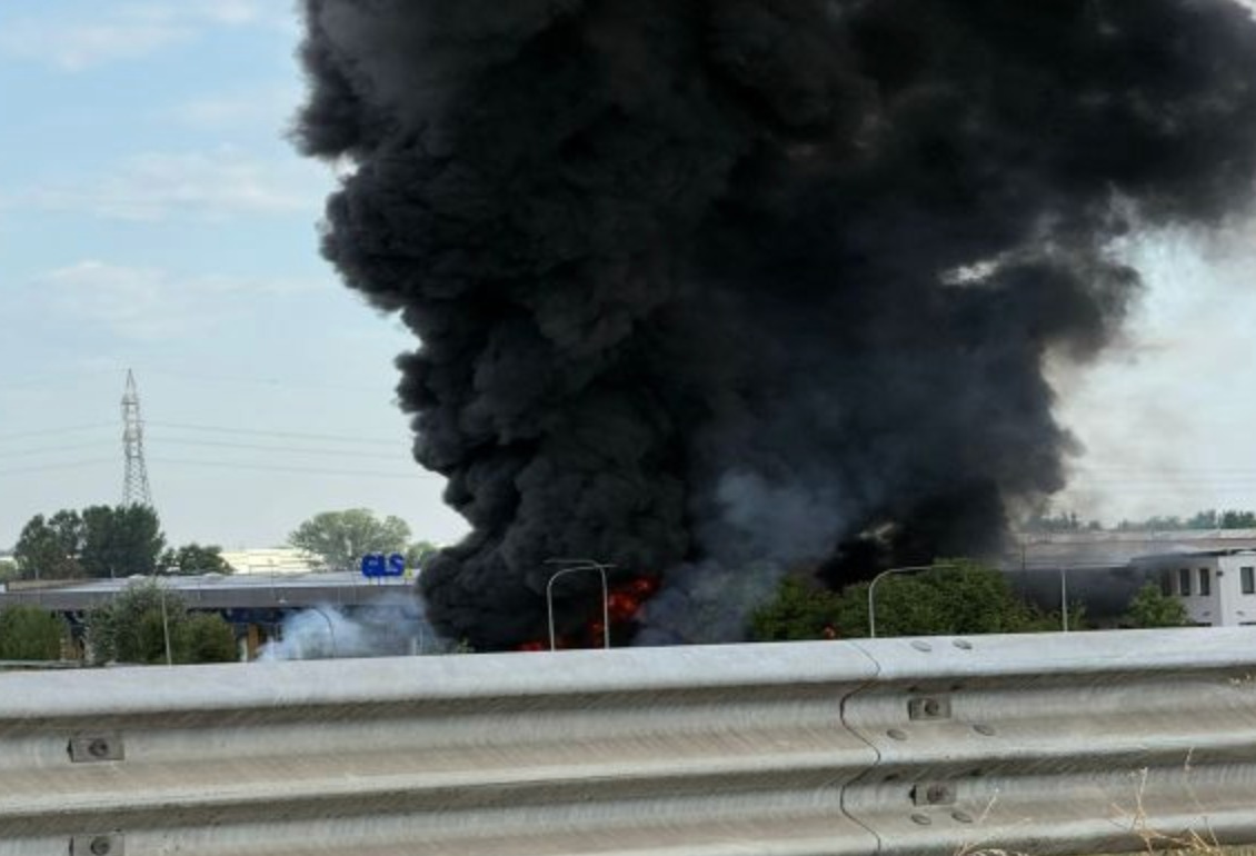 Autocisterna di Gpl finisce fuori strada ed esplode: morto l’autista