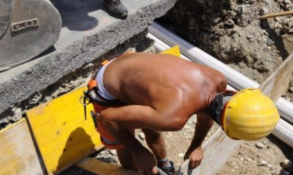 Accordo quadro con imprese e sindacati per tutelare chi lavora all'aperto. Sospeso il bonus caldo per i rider