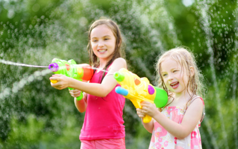 Come proteggere i bambini dal caldo estivo?
