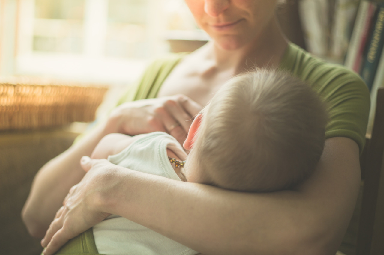 Allattamento al seno genera benefici per il bambino, ma in Italia…