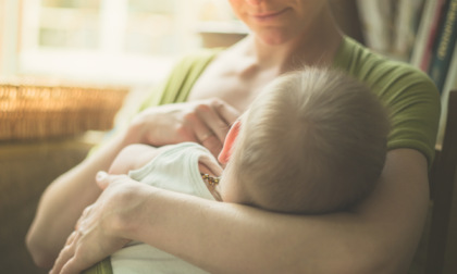 Allattamento al seno genera benefici per il bambino, ma in Italia…