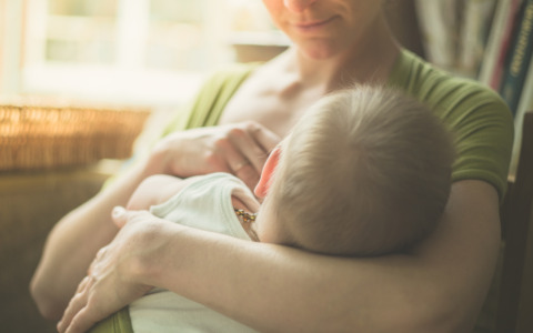 Allattamento al seno genera benefici per il bambino, ma in Italia…