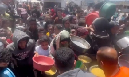 Attacco di Israele su Gaza: 110 morti (almeno 34 aspettavano cibo). Oggi la nuova proposta di tregua