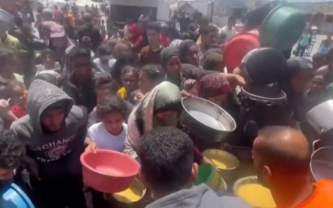 Un’altra strage a Gaza: 104 morti, molti aspettavano cibo. I dubbi di Parolin sul raid contro la chiesa