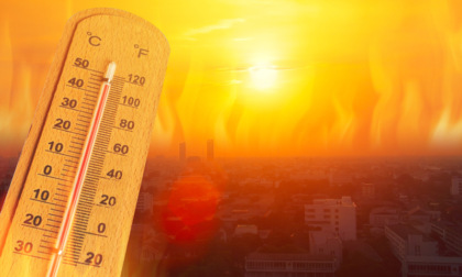 "Fa caldo Governo ladro", ora le temperature infernali sono colpa della premier e dell'Esecutivo