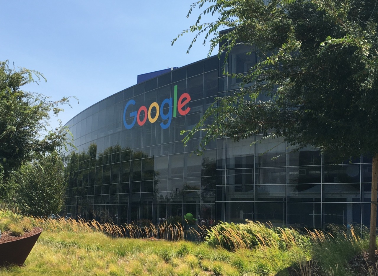 Editori indipendenti denunciano alla Ue l’abuso di posizione dominante dell’AI di Google