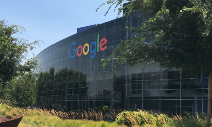 Editori indipendenti denunciano alla Ue l'abuso di posizione dominante dell'AI di Google