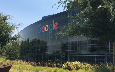 Editori indipendenti denunciano alla Ue l’abuso di posizione dominante dell’AI di Google