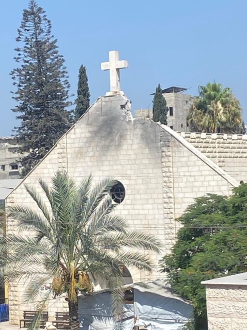 Gaza, raid israeliano sulla chiesa della Sacra Famiglia: 8 feriti tra cui padre Romanelli. Meloni: "Attacchi inaccettabili"