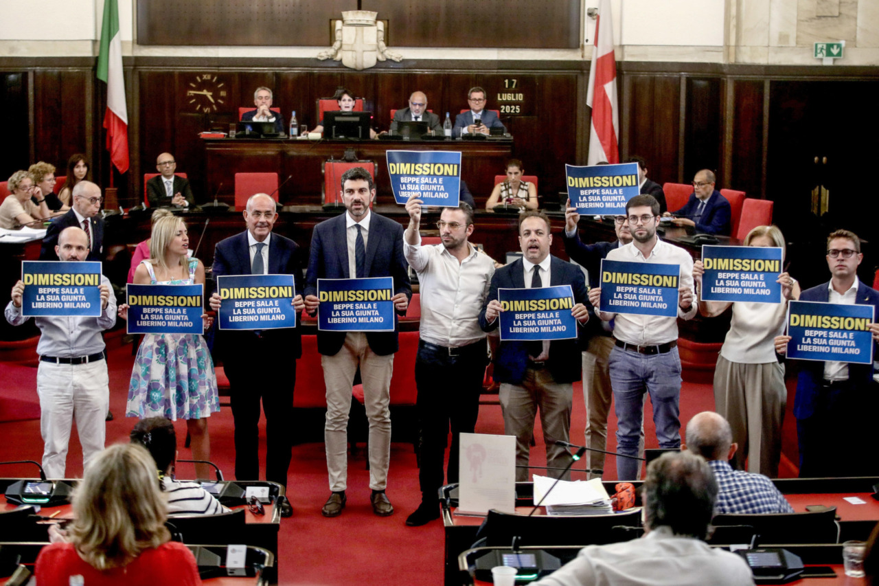 Milano-gate: Sala sente Schlein e va avanti. L’opposizione in Consiglio con cartelli “Dimissioni”