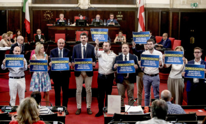 Milano-gate: Sala sente Schlein e va avanti. L'opposizione in Consiglio con cartelli "Dimissioni"