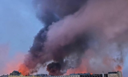 Notte di bombardamenti incrociati fra Mosca e Kiev. Putin risponde a Zelensky: "Non ancora momento per diplomazia"