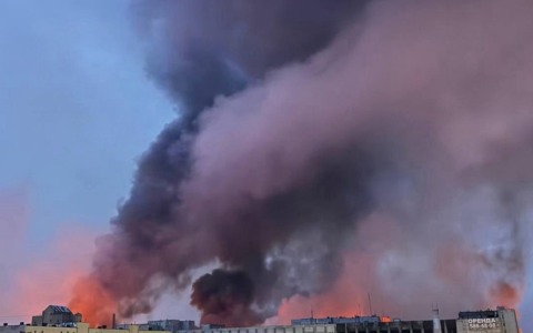 Notte di bombardamenti incrociati fra Mosca e Kiev. Putin risponde a Zelensky: “Non ancora momento per diplomazia”